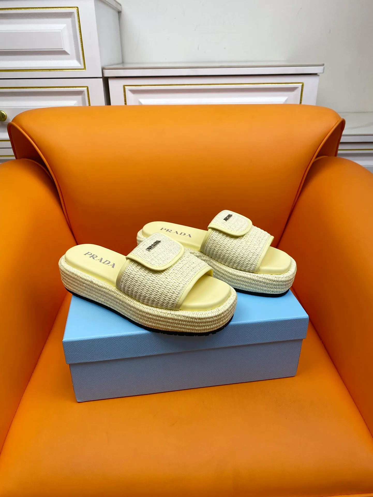👟👟Ex-factory price 520👟👟 PRADA 2024ss raffia woven slippers This year's popular straw series, lazy people's must-have slippers are so good-looking on the feet. The whole pair of shoes is light, comfortable and bright colors meet the various choices of fashionable people of different styles! Original custom-made raffia Sheepskin lining 1:1 open mold outsole Size number: 35-39 (40 customizations are not returnable)